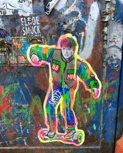 男人骑自平衡板上涂鸦
